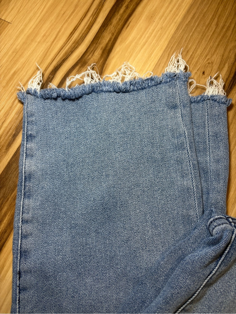 Good American Light Blue Frayed-Hem Cropped Jeans - Picture 3 of 16